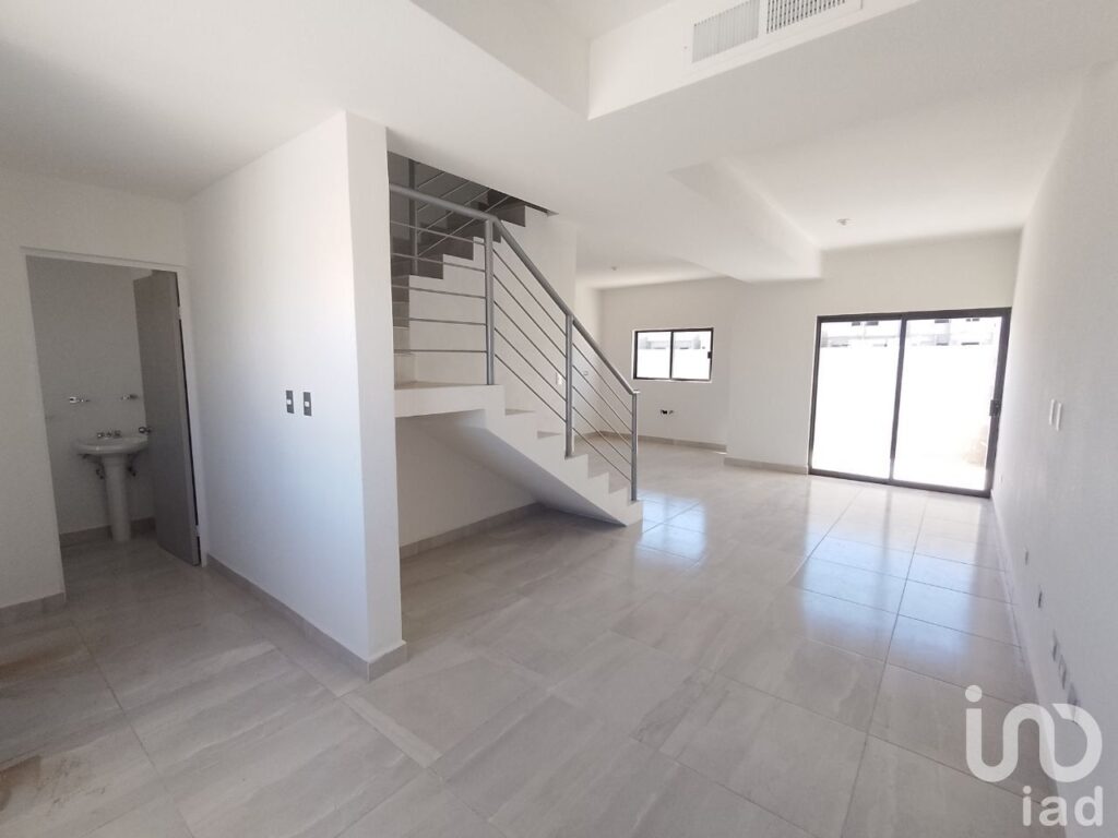 Venta de Casa Nueva, 3 rec, Eje Vial Juan Gabriel a 10min del Aeropuerto, Cd Juárez Chih.