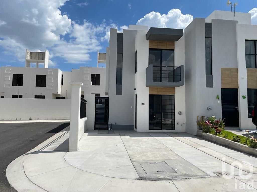 Casa de 3 recámaras y dos baños completos en Puertas de San Miguel