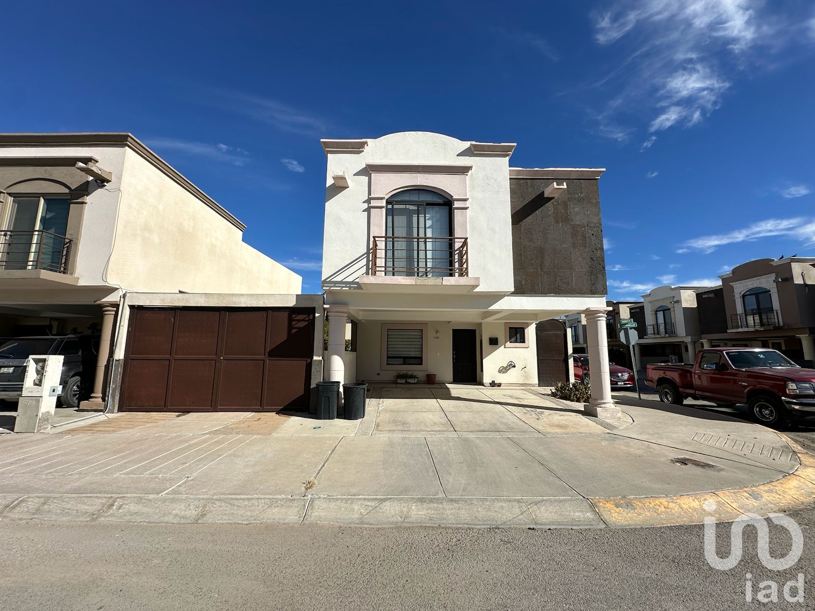 CASA EN VENTA CON EXCEDENTE DE TERRENO Y PANELES SOLARES EN MORETTO RESIDENCIAL, CD JUÁREZ CHIH.