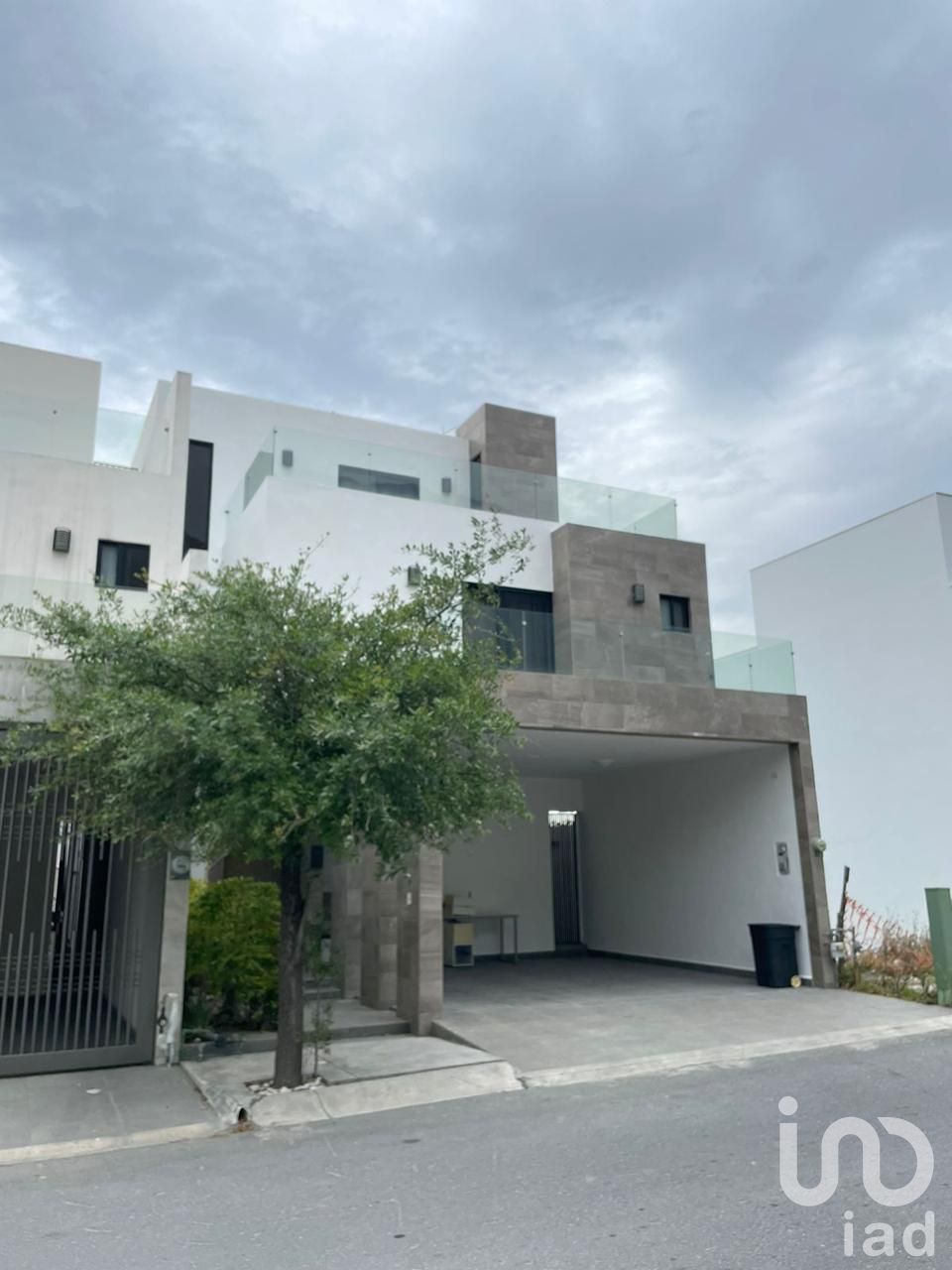 CASA 3 NIVELES CON EXCELENTE UBICACION Y VISTAS PRIVILEGIADAS