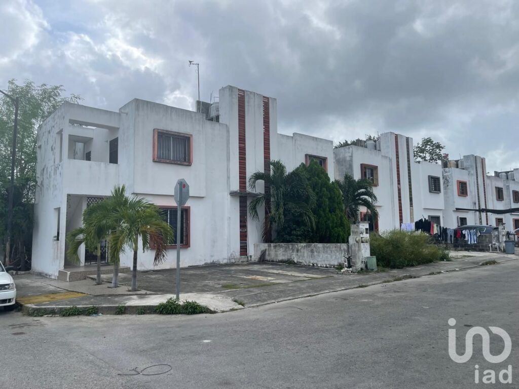 CASA DUPLEX EN PLANTA BAJA, SM 214, FRACCIONAMIENTO ALEJANDRÍA, NORTE DE CANCÚN, QUINTANA ROO.