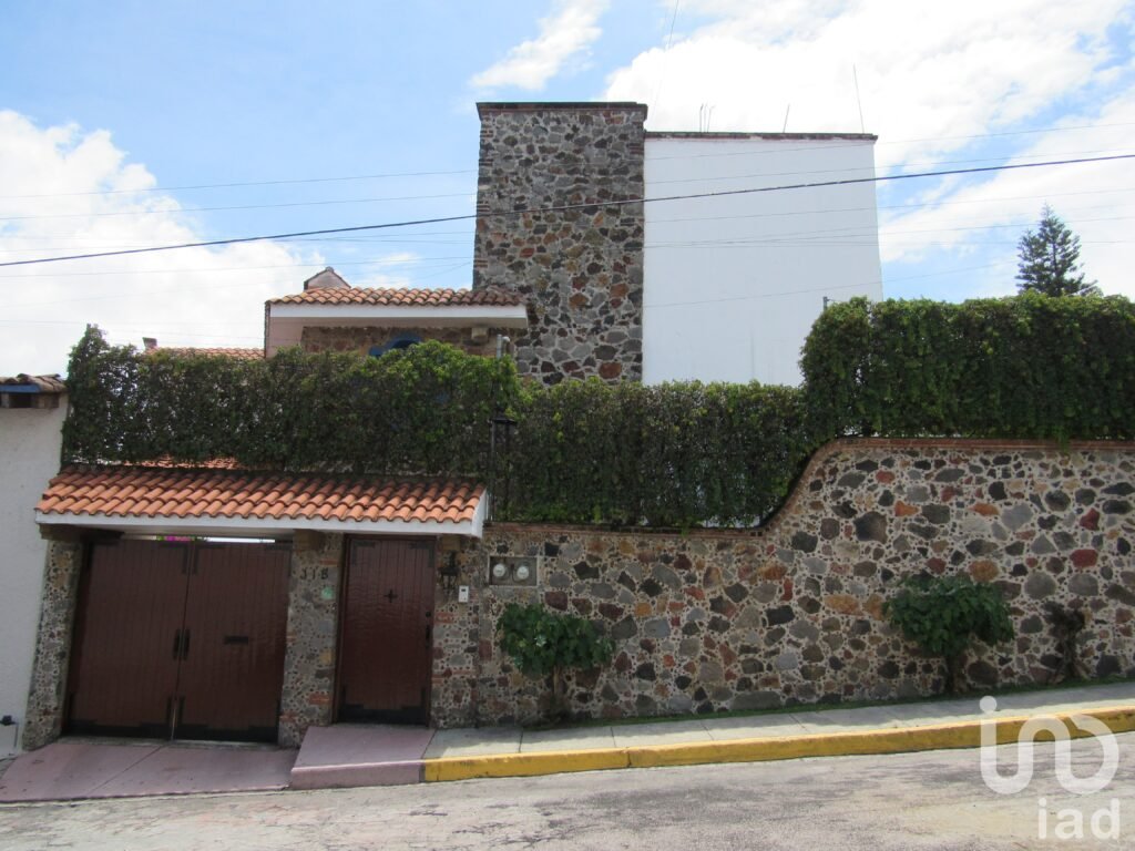 CASA ESTILO MEXICANO EN VENTA EN PRIVADA CON VIGILANCIA EN CUERNAVACA, MORELOS