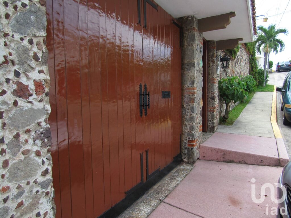 CASA ESTILO MEXICANO EN VENTA EN PRIVADA CON VIGILANCIA EN CUERNAVACA, MORELOS