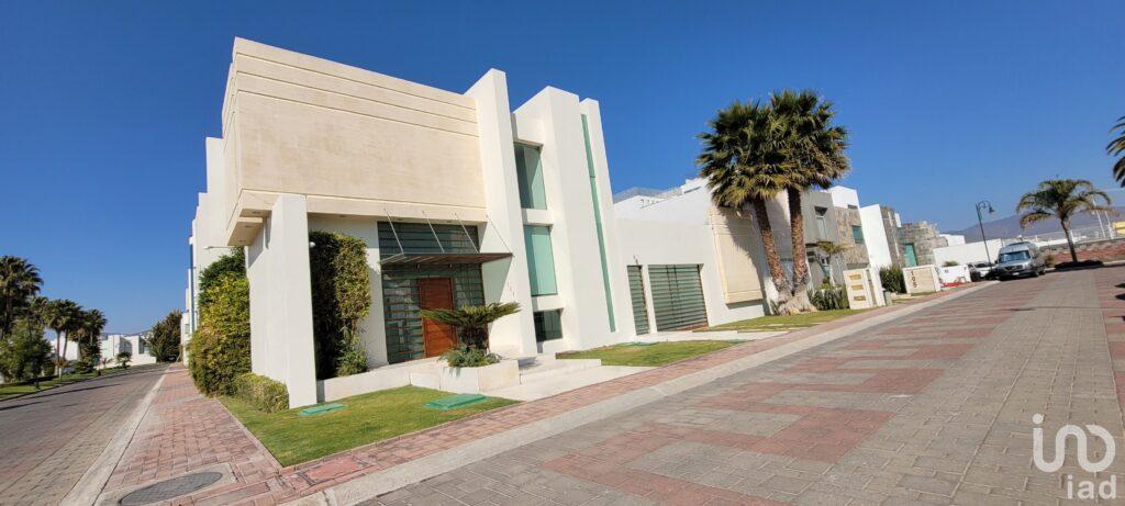 SE VENDE CASA CON JARDÍN EN PRIVADA EX HACIENDA LA LUZ EN PACHUCA, HIDALGO