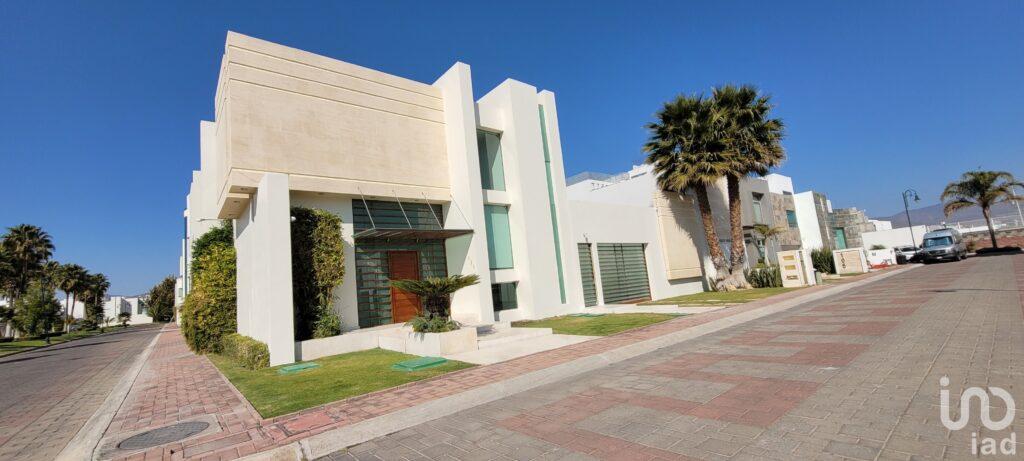 SE VENDE CASA CON JARDÍN EN PRIVADA EX HACIENDA LA LUZ EN PACHUCA, HIDALGO