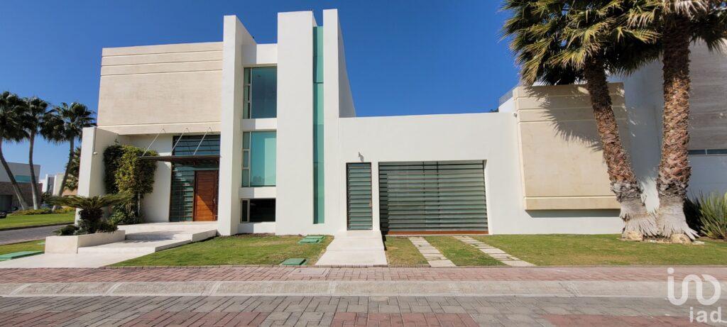 SE VENDE CASA CON JARDÍN EN PRIVADA EX HACIENDA LA LUZ EN PACHUCA, HIDALGO