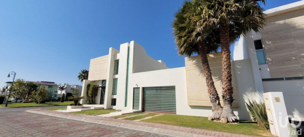 SE VENDE CASA CON JARDÍN EN PRIVADA EX HACIENDA LA LUZ EN PACHUCA, HIDALGO