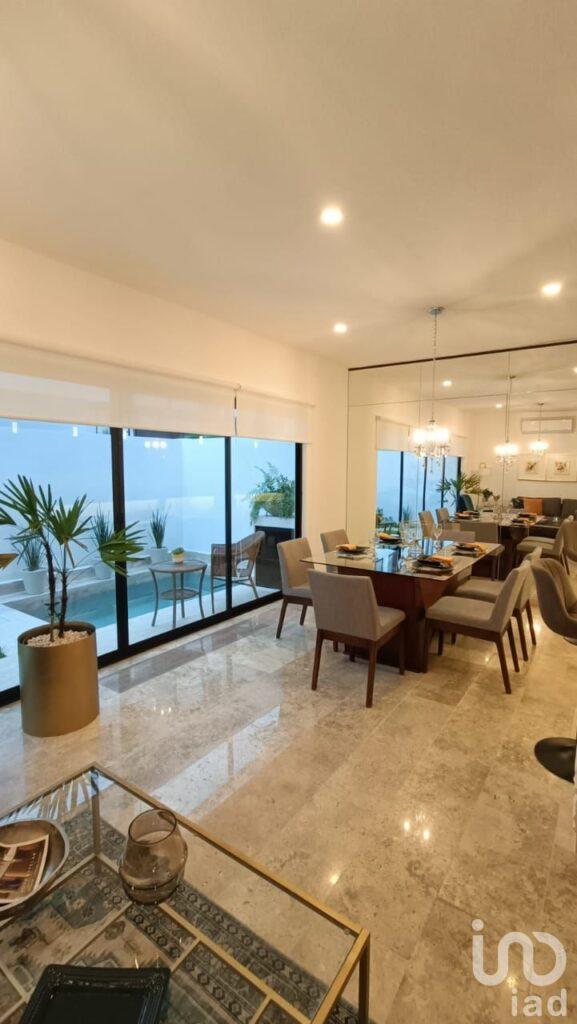 Casa de Lujo en Residencial Arbolada con Alberca