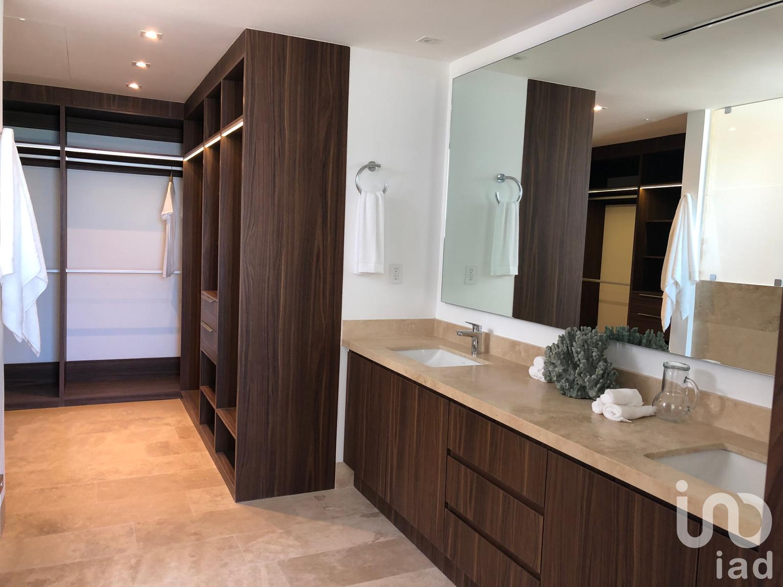 Condominio de Lujo Frente al Mar en Venta en Puerto Cancún, Quintana Roo