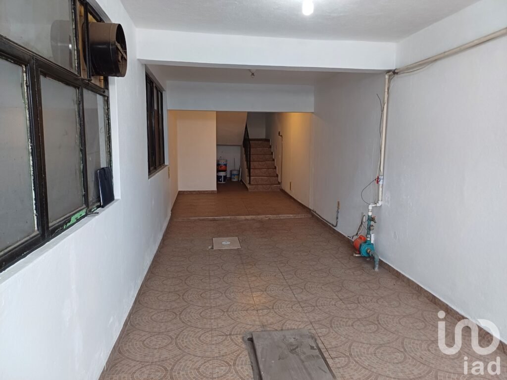 Venta de casa en Avenida Circunvalación Oriente, Jardines de Santa Clara, Ecatepec, Estado de Mexico