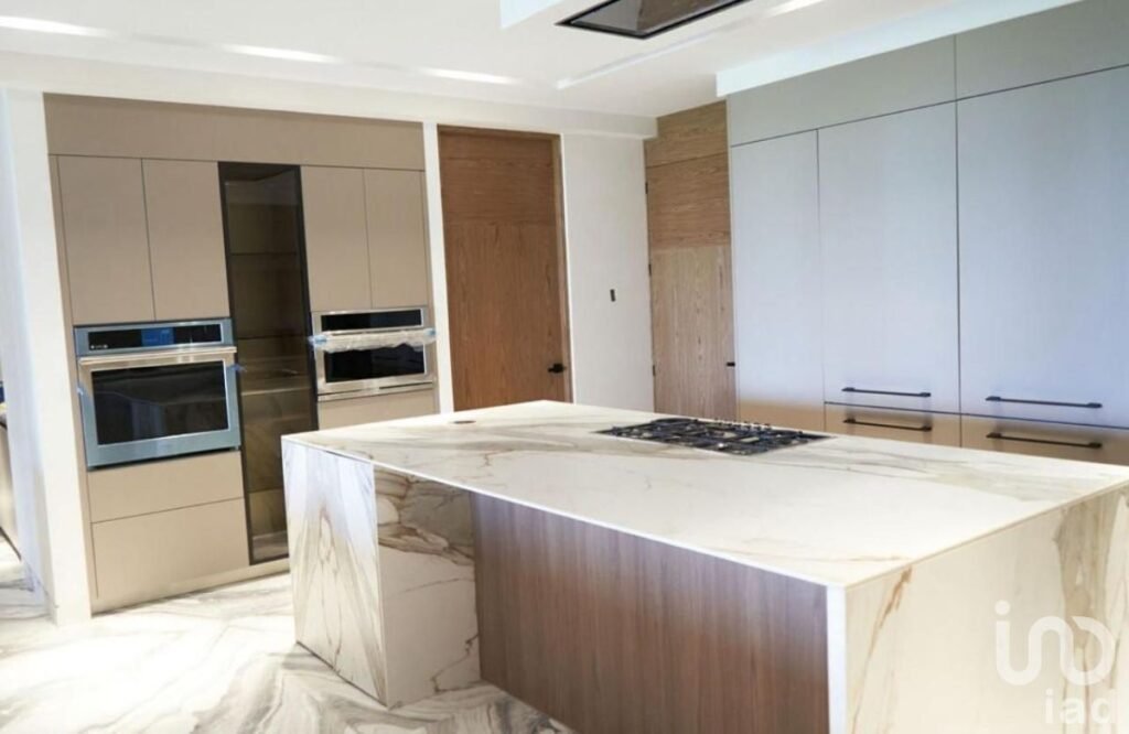 Se Vende Amueblado LUJOSO DEPARTAMENTO En BOSQUE REAL , Huixquilucan, Estado de Mexico