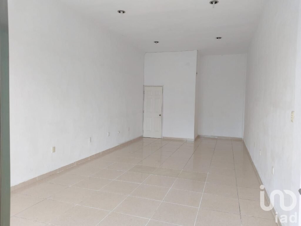 Renta de Local en Plaza Comercial en zona Centro en Avenida Gobernadores