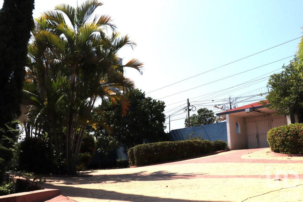 Casa con ALBERCA en la RIVERA LAS FLECHAS