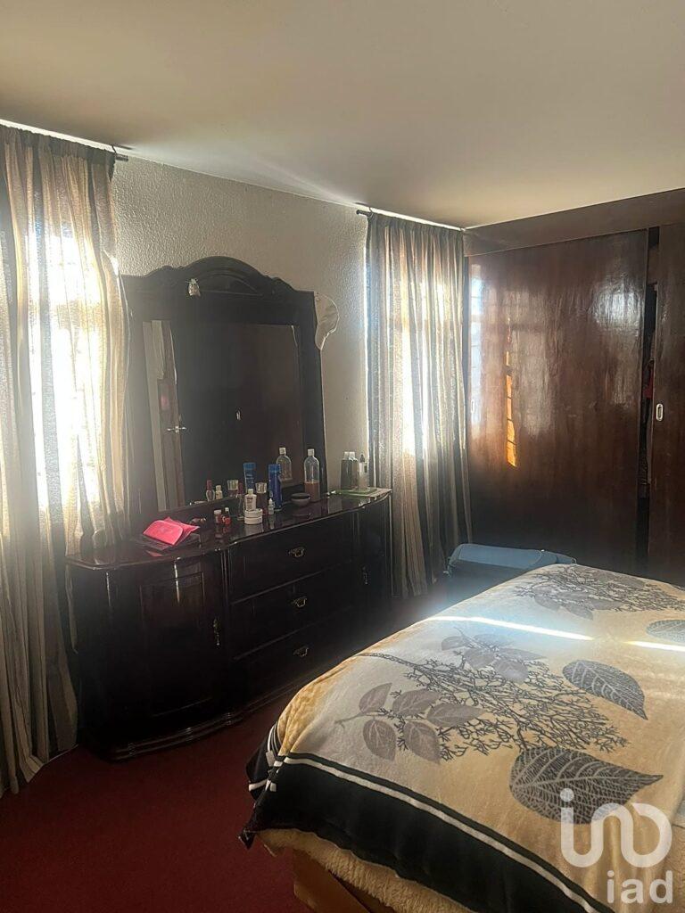 CASA EN VENTA EN JARDINES DE MORELOS (SOBRE AVENIDA PRINCIPAL)