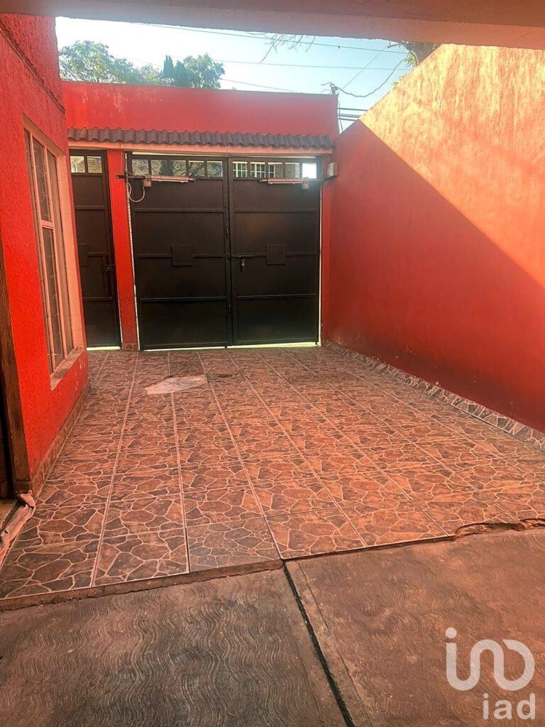 CASA EN VENTA EN JARDINES DE MORELOS (SOBRE AVENIDA PRINCIPAL)