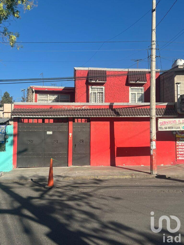 CASA EN VENTA EN JARDINES DE MORELOS (SOBRE AVENIDA PRINCIPAL)