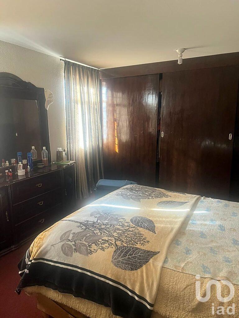 CASA EN VENTA EN JARDINES DE MORELOS (SOBRE AVENIDA PRINCIPAL)