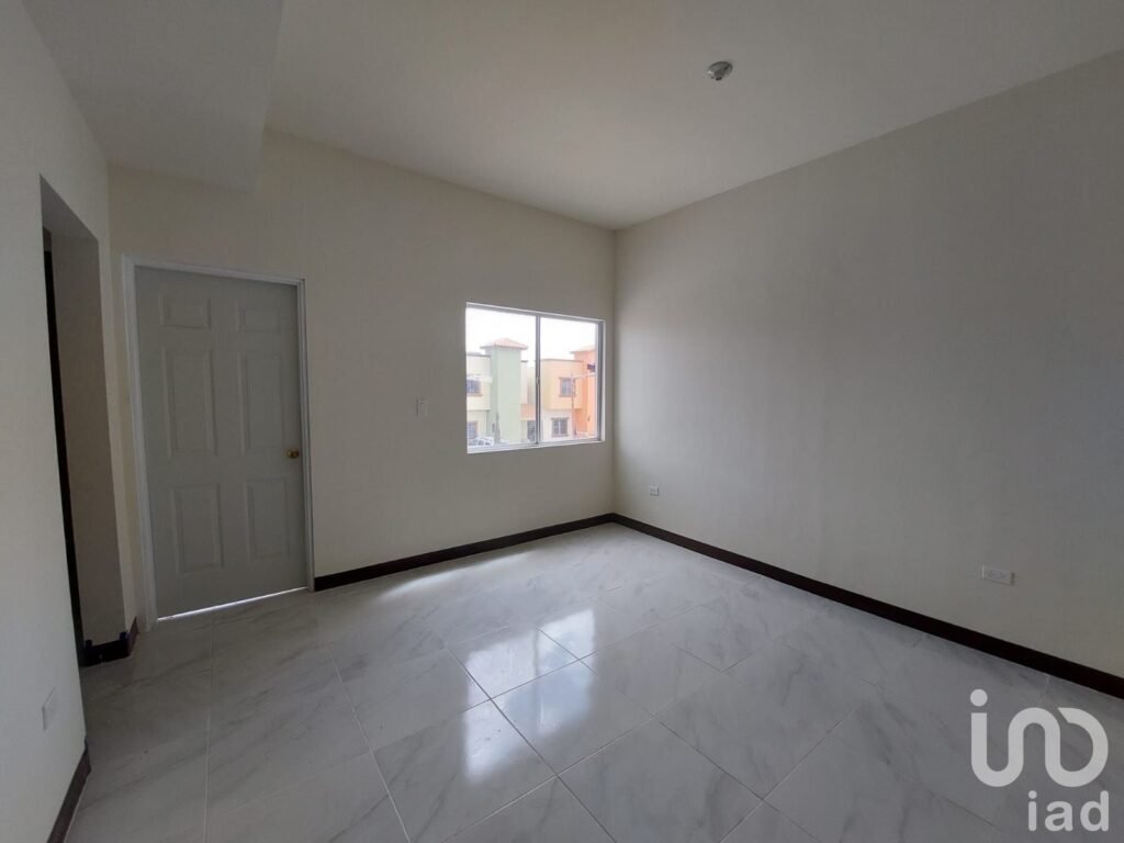 CASA DE 4 RECAMARAS CON TERRENO EXCEDENTE EN PREVENTA, FRACCIONAMIENTO PRIVADO, CD JUAREZ CHIH