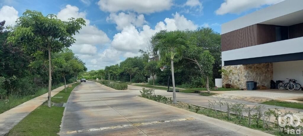 TERRENO EN PRIVADA OASIS DENTRO DEL YUCATAN COUNTRY CLUB