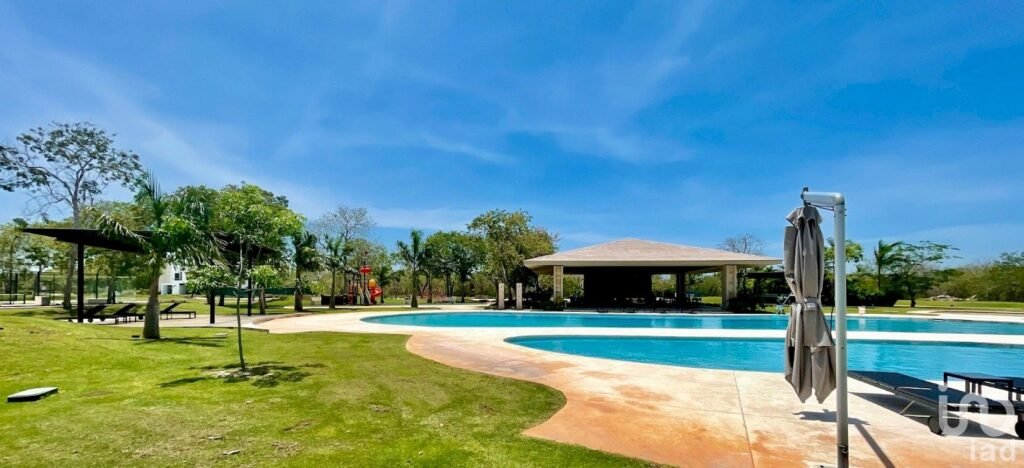 TERRENO EN PRIVADA OASIS DENTRO DEL YUCATAN COUNTRY CLUB