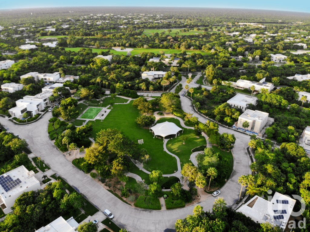TERRENO EN PRIVADA OASIS DENTRO DEL YUCATAN COUNTRY CLUB