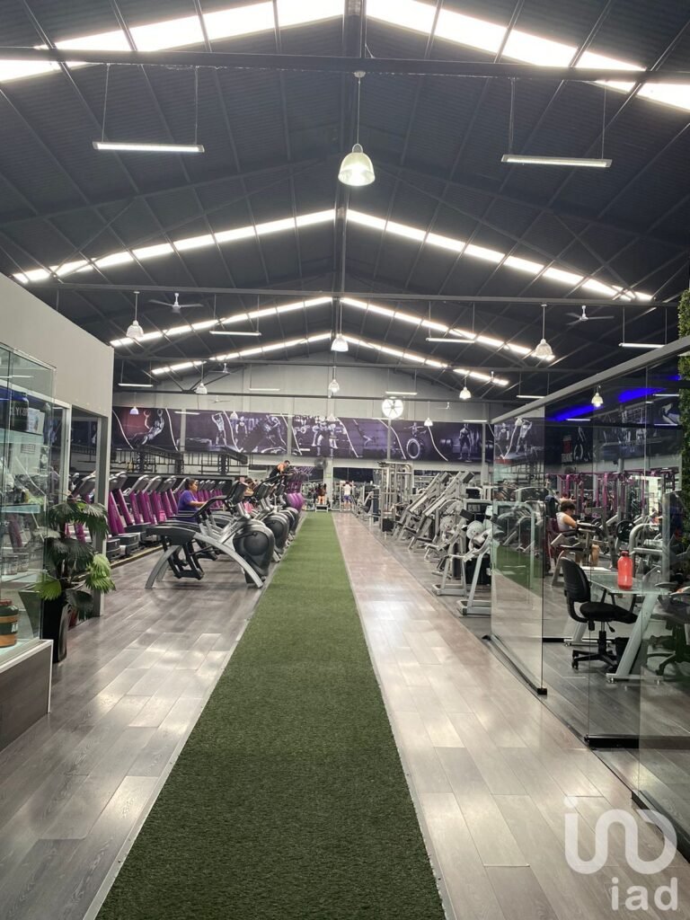 BODEGA CON OFICINAS SHOWROOM BOULEVARD CELAYA