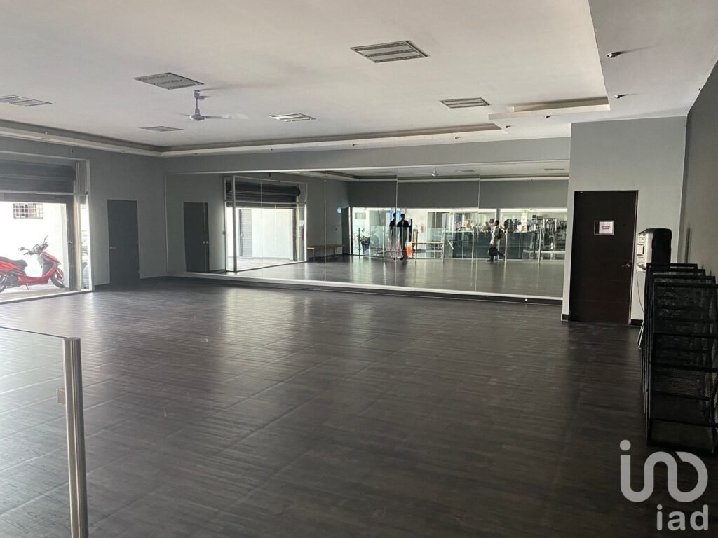 BODEGA CON OFICINAS SHOWROOM BOULEVARD CELAYA