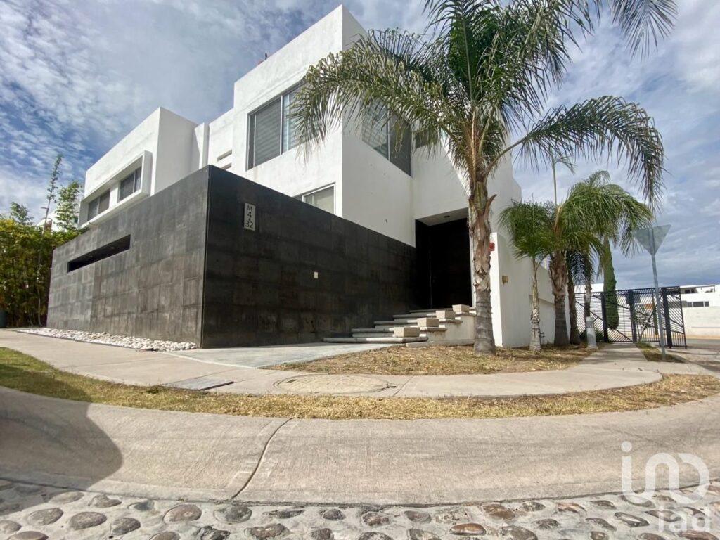 EN VENTA AMPLIA CASA EN CONDOMINIO RUSCELLO, AGUASCALIENTES