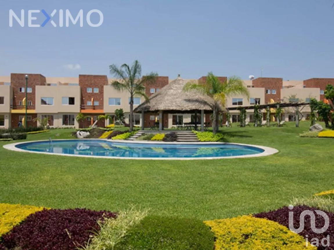 Casa en Venta con Alberca y Seguridad en Condominio en Tezoyuca Morelos
