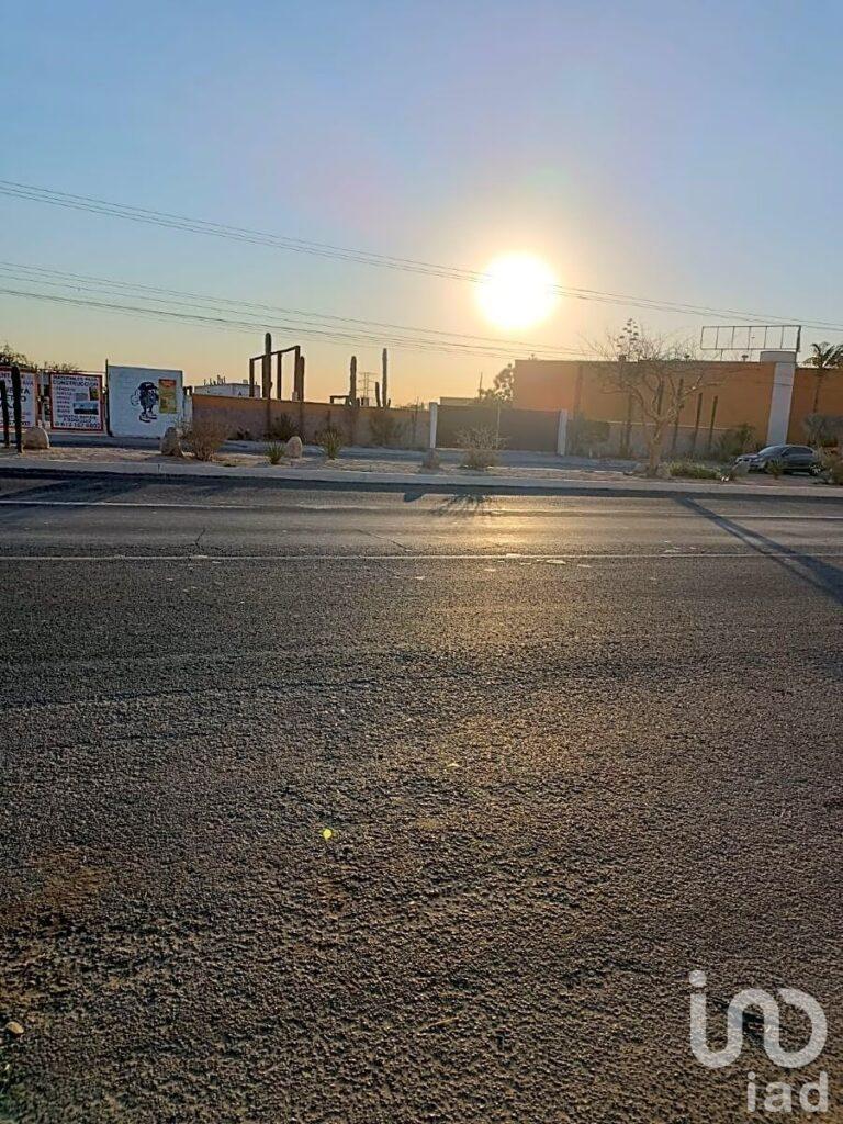 CASA CON LOCAL COMERCIAL EN VENTA SOBRE BLVD FORJADORES LA PAZ BAJA CALIFORNIA SUR