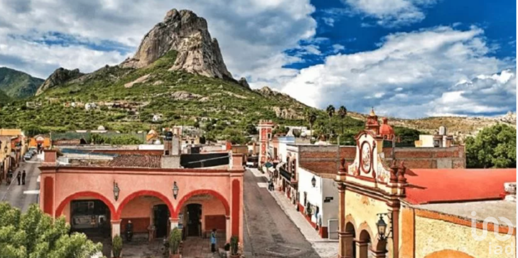 FRACCIONAMIENTO JARDINES DE LA PEÑA, BERNAL.