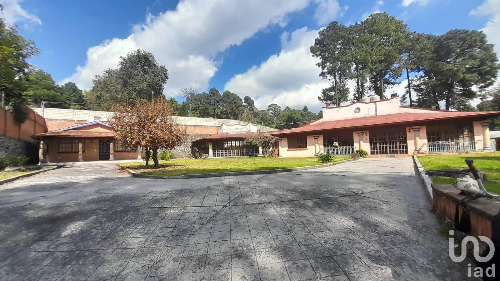 Casa en Venta con Alberca y 3 Bungalows en Monte Casino Huitzilac Morelos