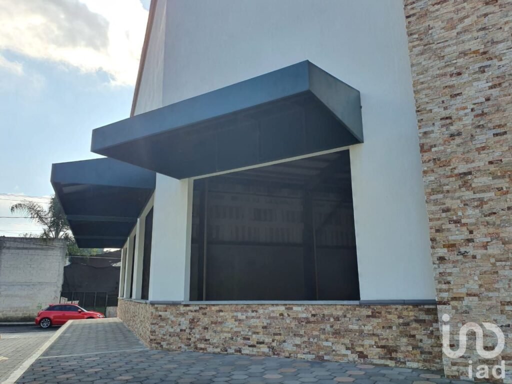 Local de 680m2 en renta en Planta Baja en Orquídeas Coatepec frente a CINETIX