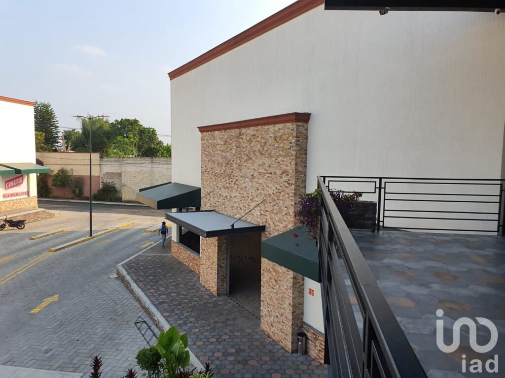 Local de 680m2 en renta en Planta Baja en Orquídeas Coatepec frente a CINETIX