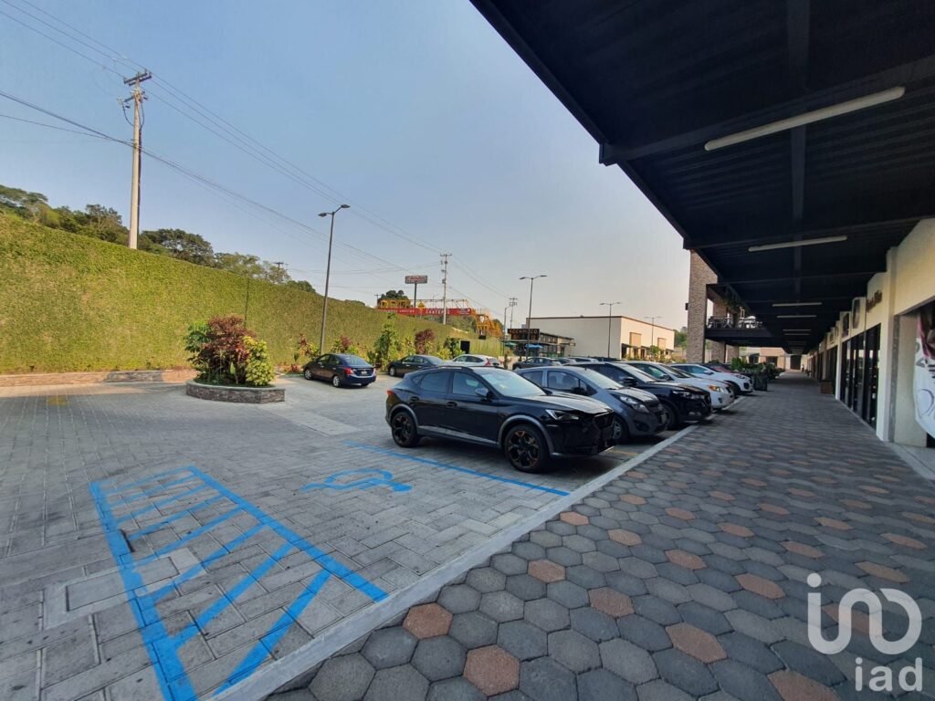Local de 680m2 en renta en Planta Baja en Orquídeas Coatepec frente a CINETIX
