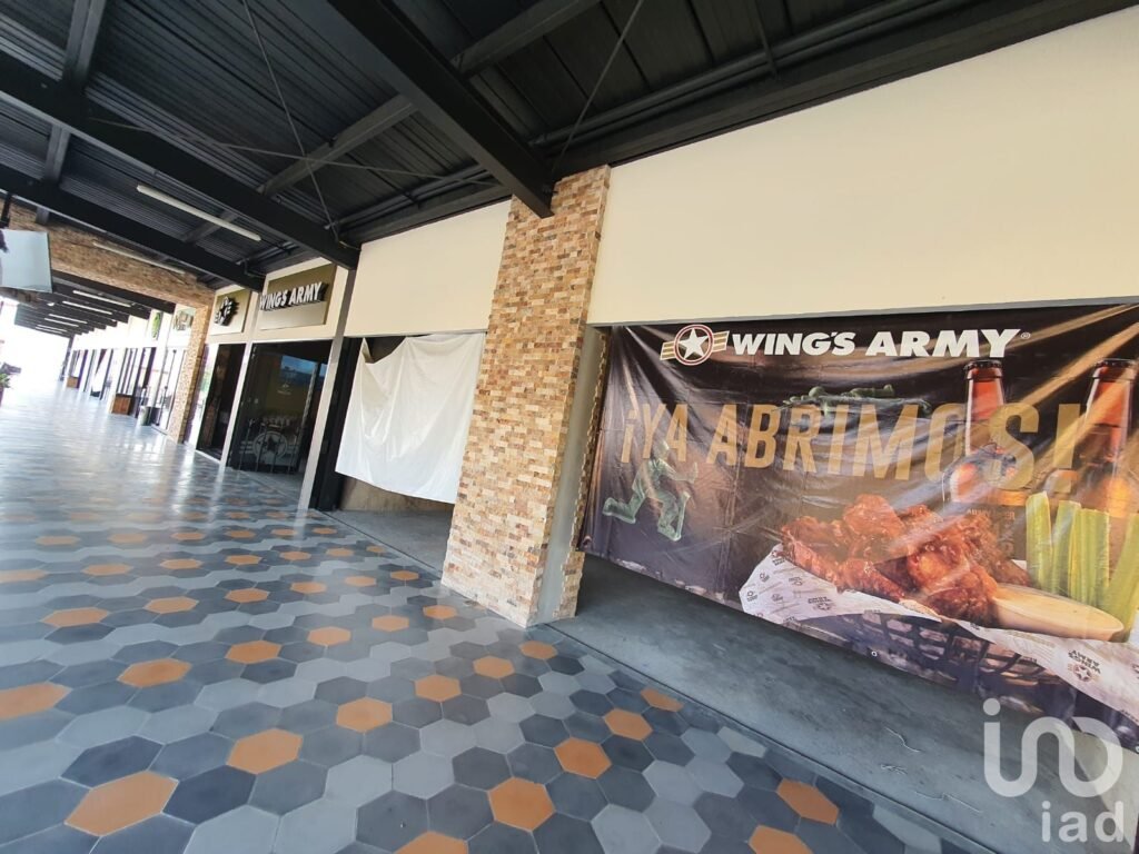 Local de 680m2 en renta en Planta Baja en Orquídeas Coatepec frente a CINETIX