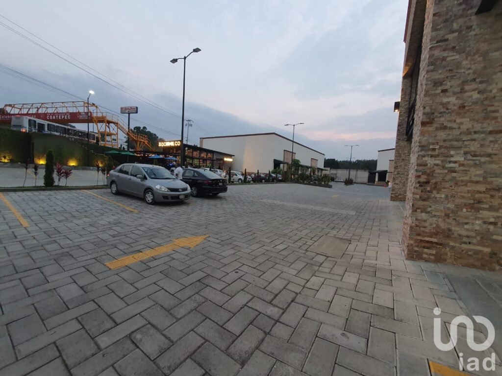 Local de 680m2 en renta en Planta Baja en Orquídeas Coatepec frente a CINETIX