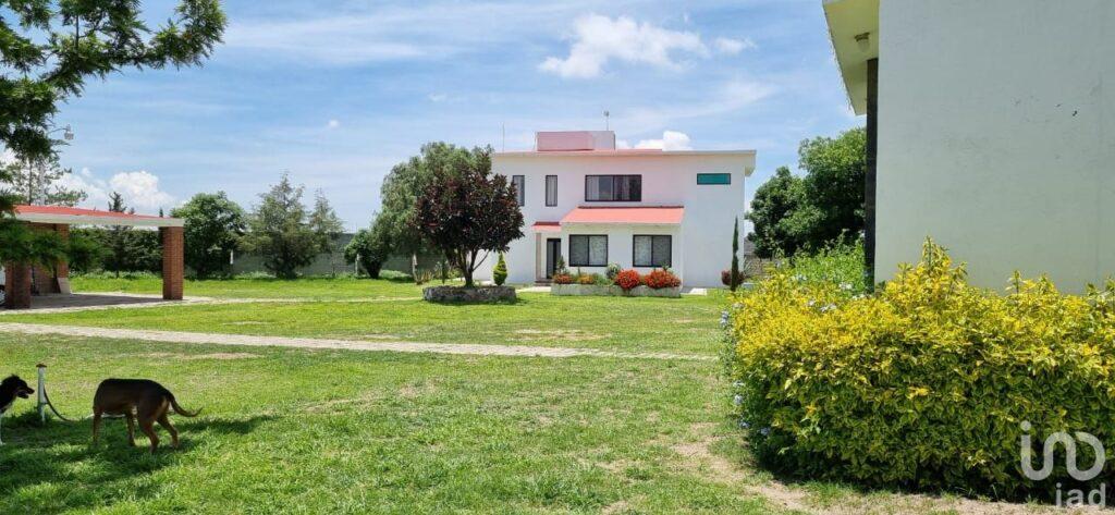 Casa en venta con terreno amplio y otra propiedad en Querétaro