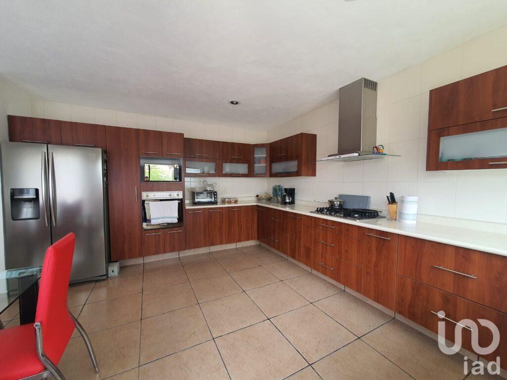 Casa en venta con terreno amplio y otra propiedad en Querétaro