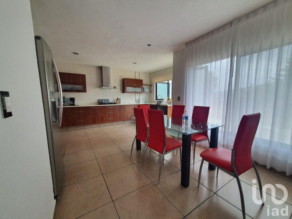 Casa en venta con terreno amplio y otra propiedad en Querétaro