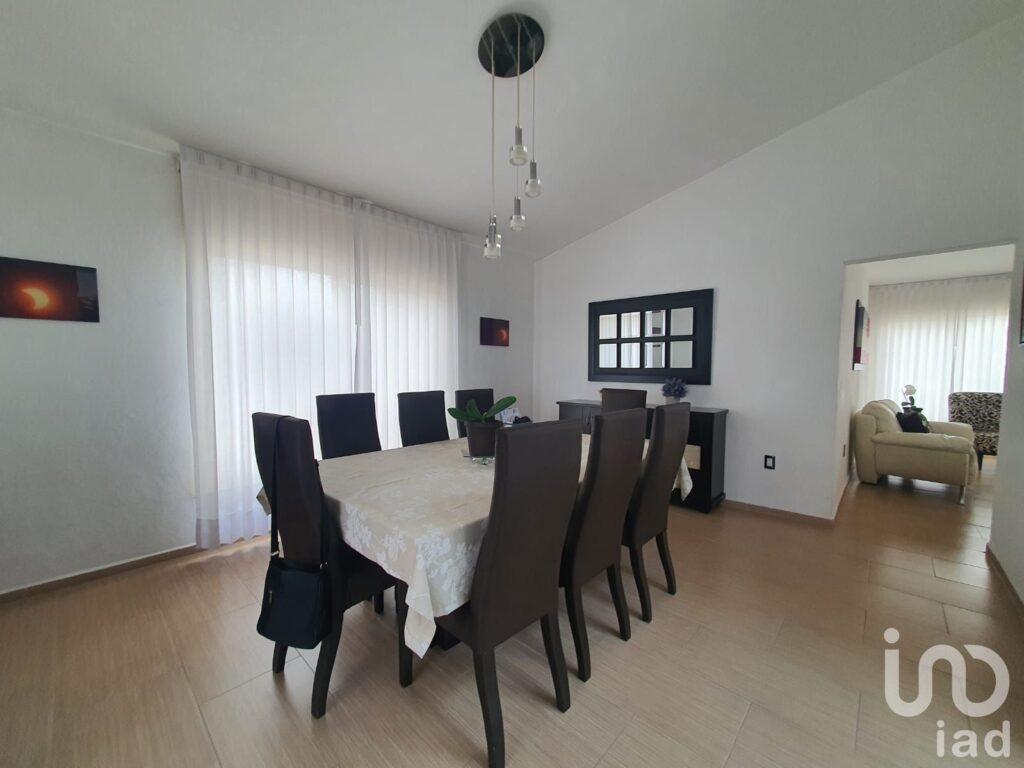 Casa en venta con terreno amplio y otra propiedad en Querétaro