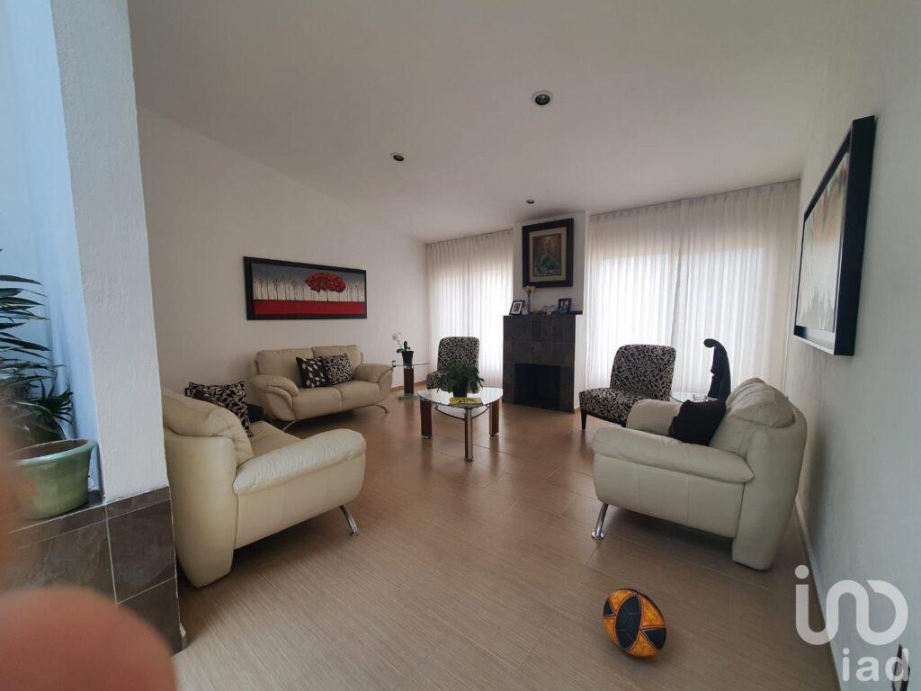 Casa en venta con terreno amplio y otra propiedad en Querétaro