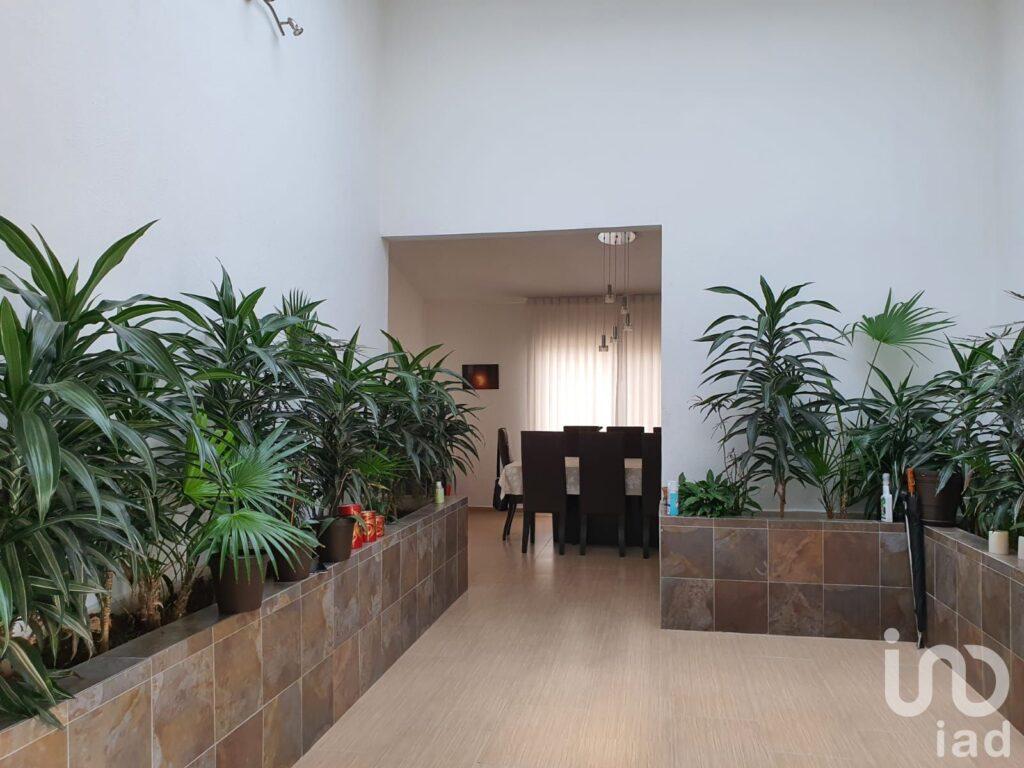 Casa en venta con terreno amplio y otra propiedad en Querétaro