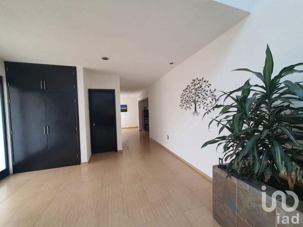 Casa en venta con terreno amplio y otra propiedad en Querétaro