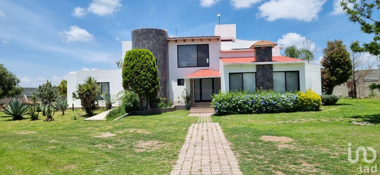 Casa en venta con terreno amplio y otra propiedad en Querétaro