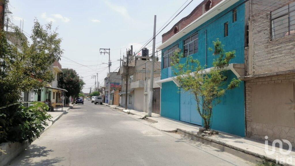 Vendo amplia casa en Chimalhuacan con 3 niveles