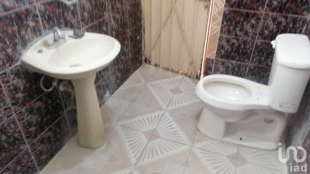 Vendo amplia casa en Chimalhuacan con 3 niveles