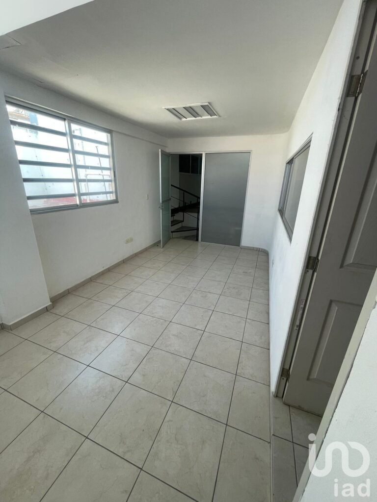 PUNTO DE VENTA U OFICINAS PARA EMPRESAS EXCELENTE UBICACIÓN CARRETERA MERIDA-CANCUN