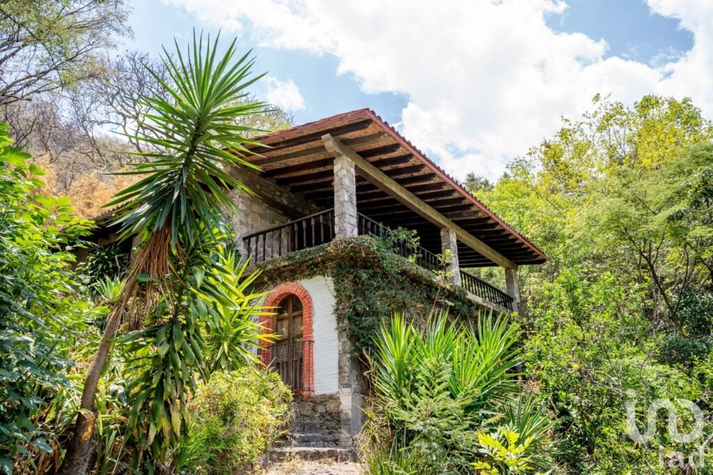 Venta de terreno con chalet tipo cabaña en Temascaltepec Valle de Bravo