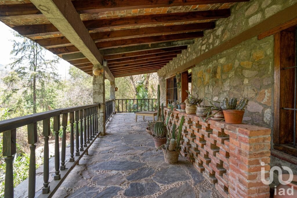 Venta de terreno con chalet tipo cabaña en Temascaltepec Valle de Bravo